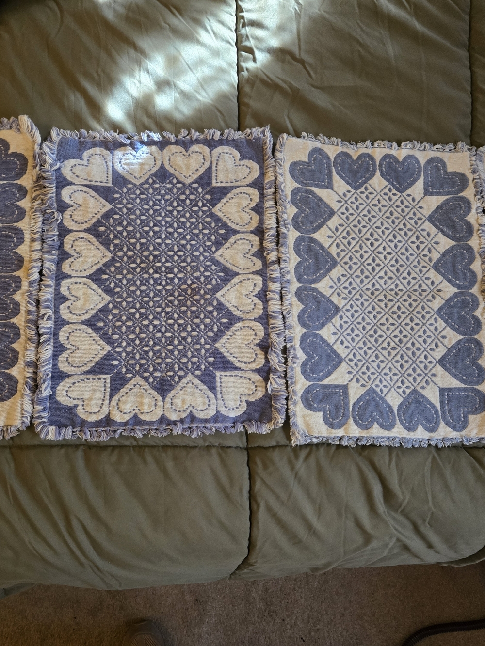 Set of 4  Blue and Cream COUNTRY Heart Pattern Accent Placemats & Table Runner